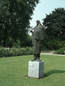 119389 Afbeelding van het beeld De Fluitspeler in het Julianapark te Utrecht.